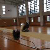 講堂（体育館）の床を削り始めました